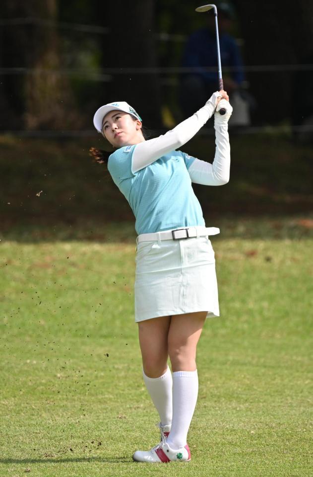 　１８番で第３打を放つ堀琴音