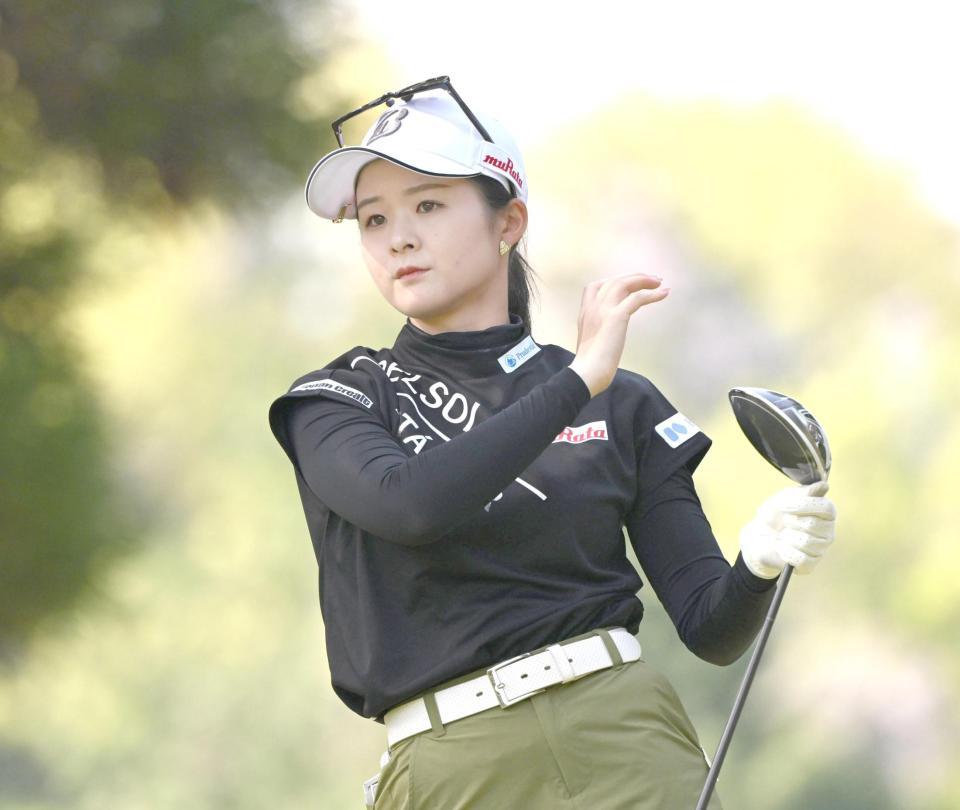 　４番でティーショット後、ボールの行方を見つめる川崎春花