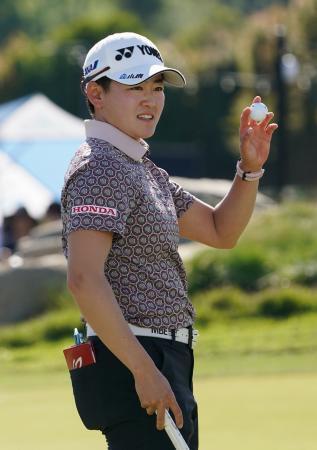 　第３ラウンド、ホールアウトし、拍手に応える岩井明愛。通算１７アンダーで首位＝エルカバレロＣＣ（共同）