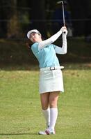 　１８番で第３打を放つ堀琴音