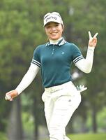 　４番でバーディーパットを決め、笑顔を見せる佐久間朱莉