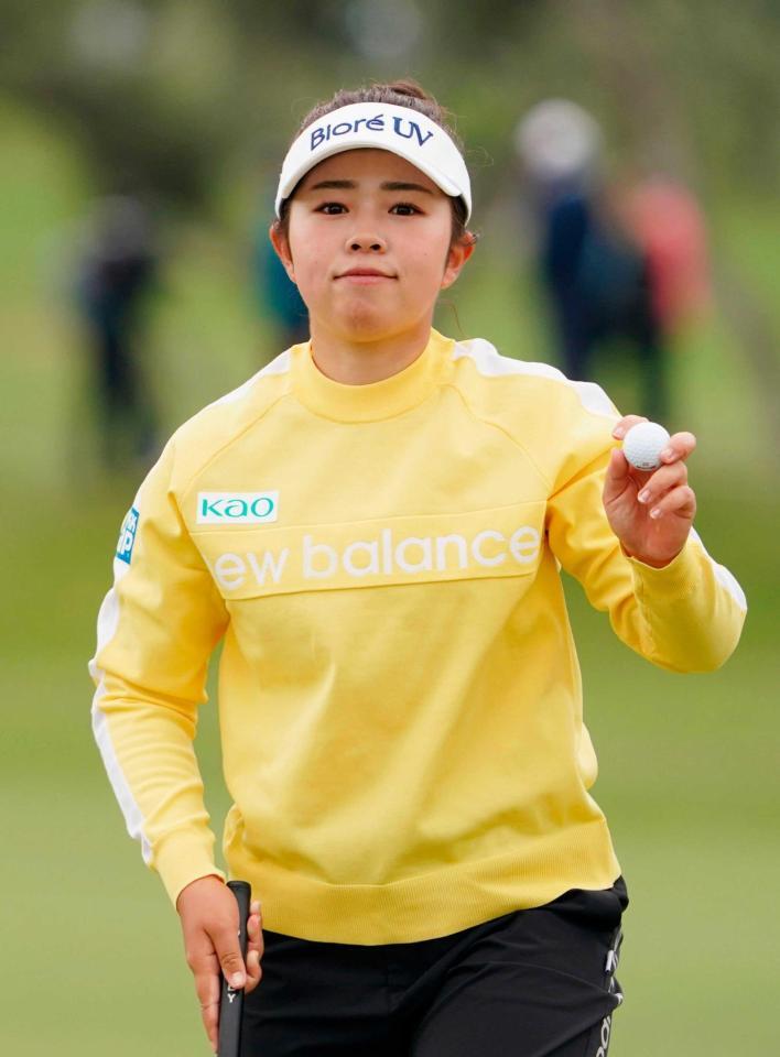 　１８番でパーパットを決めた山下美夢有。通算１１アンダーで４位（共同）