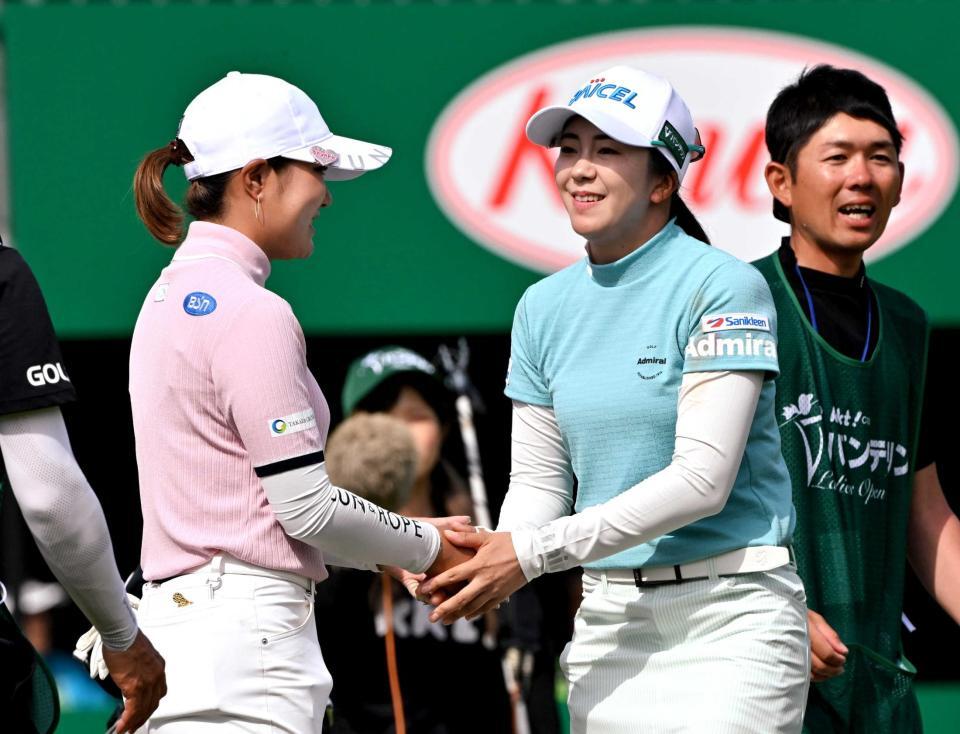 　ホールアウトし、高橋彩華（左）と握手する堀琴音