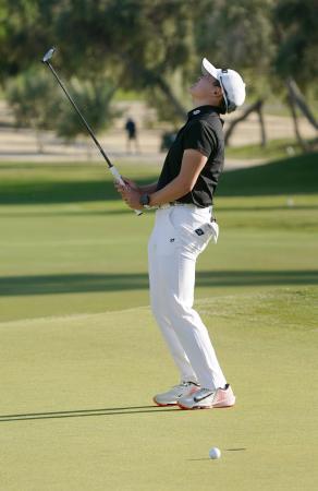 　最終ラウンド、１８番でパーパットを外し、天を仰ぐ岩井明愛。通算２０アンダーで２位＝エルカバレロＣＣ（共同）