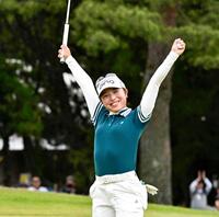 　通算１１アンダーで初優勝を果たし、喜ぶ佐久間朱莉