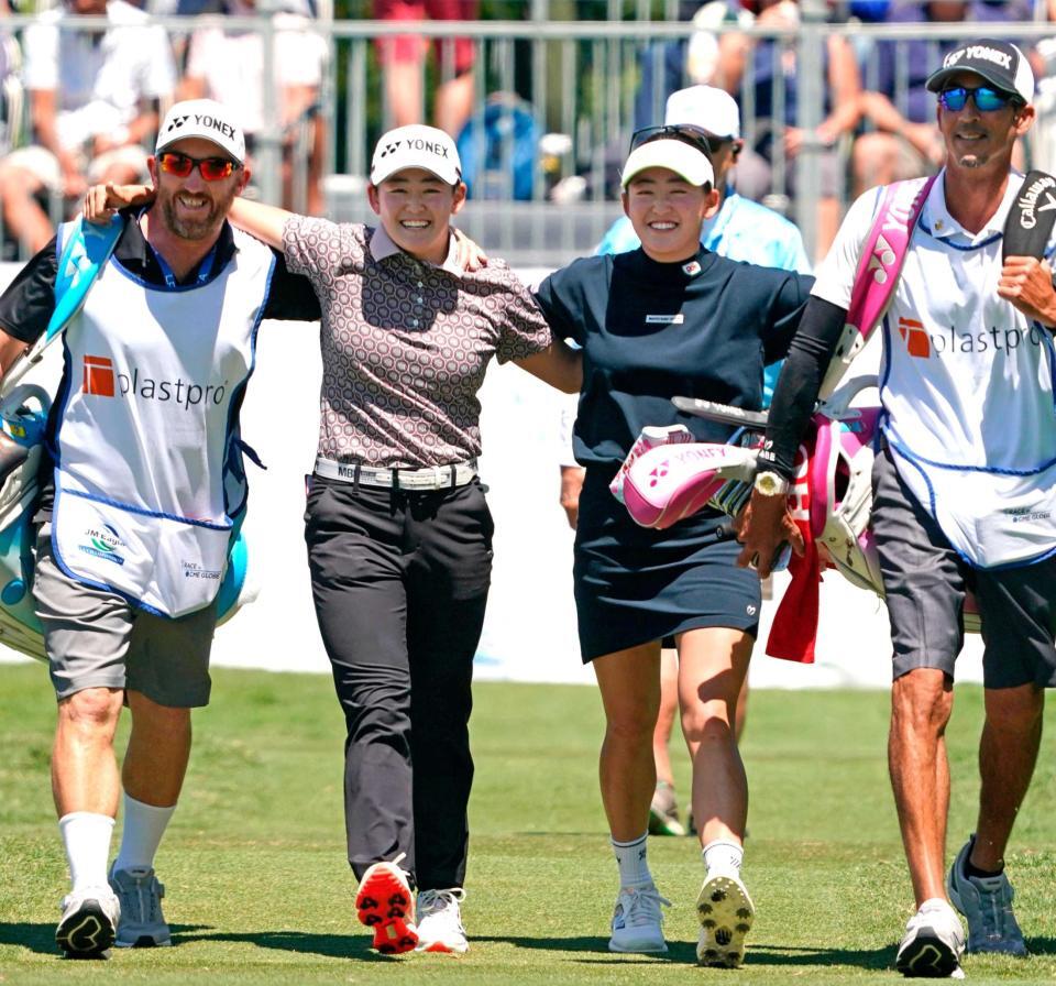 　同組でラウンドする岩井明愛（中央左）と千怜（同右）（共同）