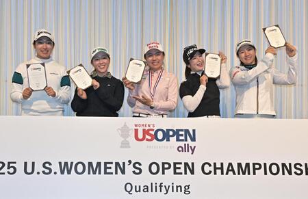 　ゴールデンチケットを手に笑顔で写真に納まる（左から）５位の長沢愛羅、２位タイの池羽陽向、１位のサイ・ペイイン、２位タイの林菜乃子、４位の泉田琴菜の最終予選通過者（撮影・持木克友）