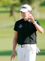 　ホールアウトする岩井明愛（共同）