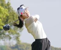 　豪快なティーショットを放つ川崎春花（撮影・持木克友）