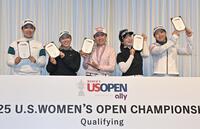 　ゴールデンチケットを手に笑顔で写真に納まる（左から）５位の長沢愛羅、２位タイの池羽陽向、１位のサイ・ペイイン、２位タイの林菜乃子、４位の泉田琴菜の最終予選通過者（撮影・持木克友）