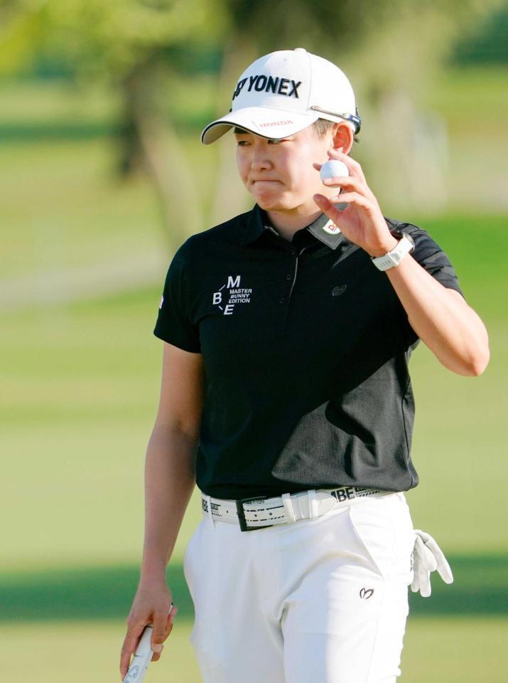 　ホールアウトする岩井明愛（共同）