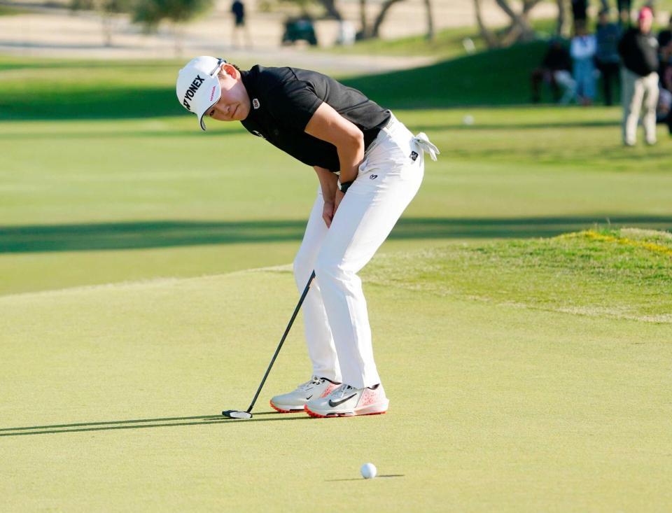 　最終ラウンド、１８番でパーパットを外した岩井明愛（共同）　