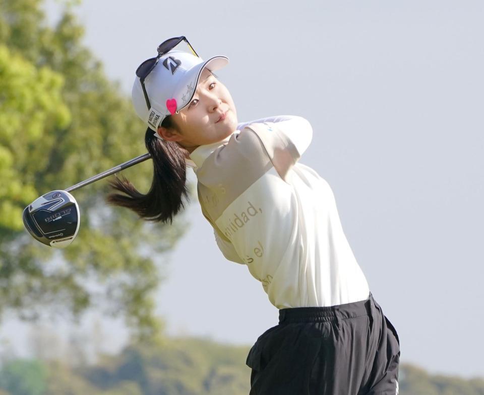 　豪快なティーショットを放つ川崎春花（撮影・持木克友）