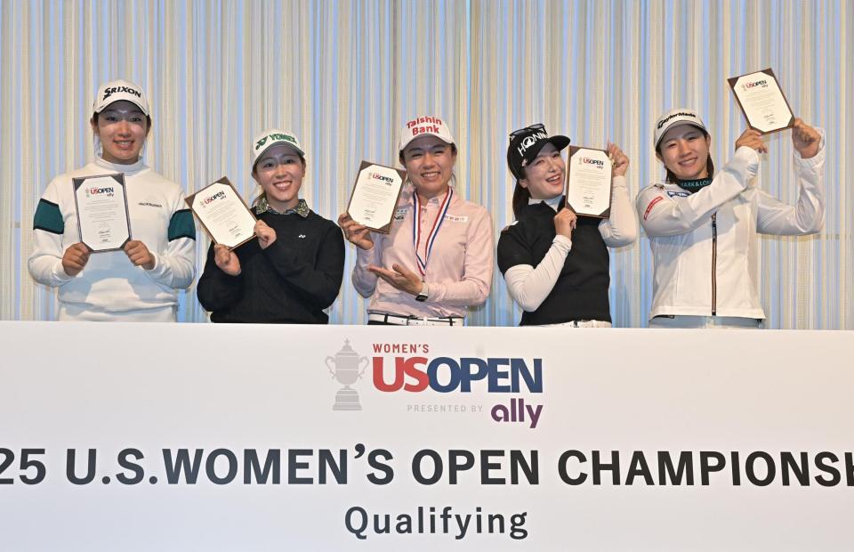 　ゴールデンチケットを手に笑顔で写真に納まる（左から）５位の長沢愛羅、２位タイの池羽陽向、１位のサイ・ペイイン、２位タイの林菜乃子、４位の泉田琴菜の最終予選通過者（撮影・持木克友）