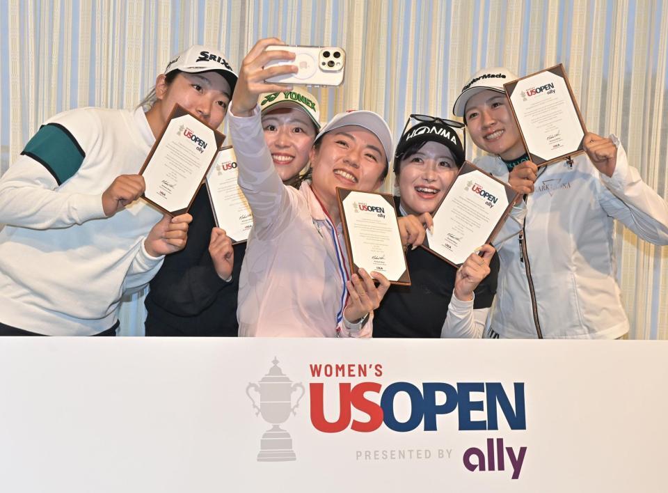 　ゴールデンチケットを手に笑顔で写真に納まる（左から）５位の長沢愛羅、２位タイの池羽陽向、１位のサイ・ペイイン、２位タイの林菜乃子、４位の泉田琴菜の最終予選通過者（撮影・持木克友）