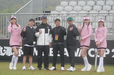 　ラウンドガールに挟まれ同組のアマチュアと笑顔でポーズを決める石川遼（左から３人目）＝撮影・開出牧
