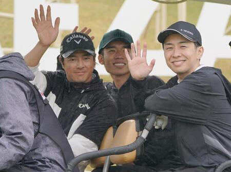 　プロアマのラウンドを終え同組のアマチュアとカートで引き揚げる石川遼（左）＝撮影・開出牧