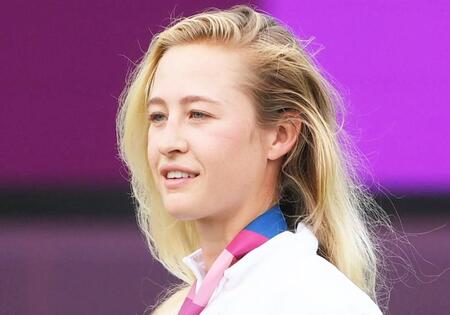 【写真】ネリー・コルダが雰囲気一変　髪をおろした美しいワンピ姿にファン反響「美しい」