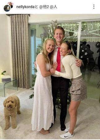 　左からジェシカ、セバスチャンと写真に納まるネリー・コルダ。ネリーのインスタグラム（ｎｅｌｌｙｋｏｒｄａ）より 