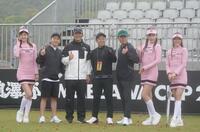 　ラウンドガールに挟まれ同組のアマチュアと笑顔でポーズを決める石川遼（左から３人目）＝撮影・開出牧