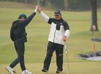 　プロアマを終え同組のアマチュア（左）とハイタッチを交わす石川遼（撮影・開出牧）