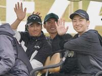 　プロアマのラウンドを終え同組のアマチュアとカートで引き揚げる石川遼（左）＝撮影・開出牧