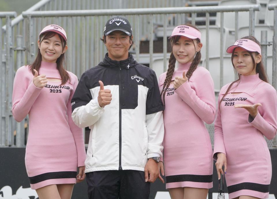 　プロアマでラウンドガールを従えポーズを決める石川遼（撮影・開出牧）