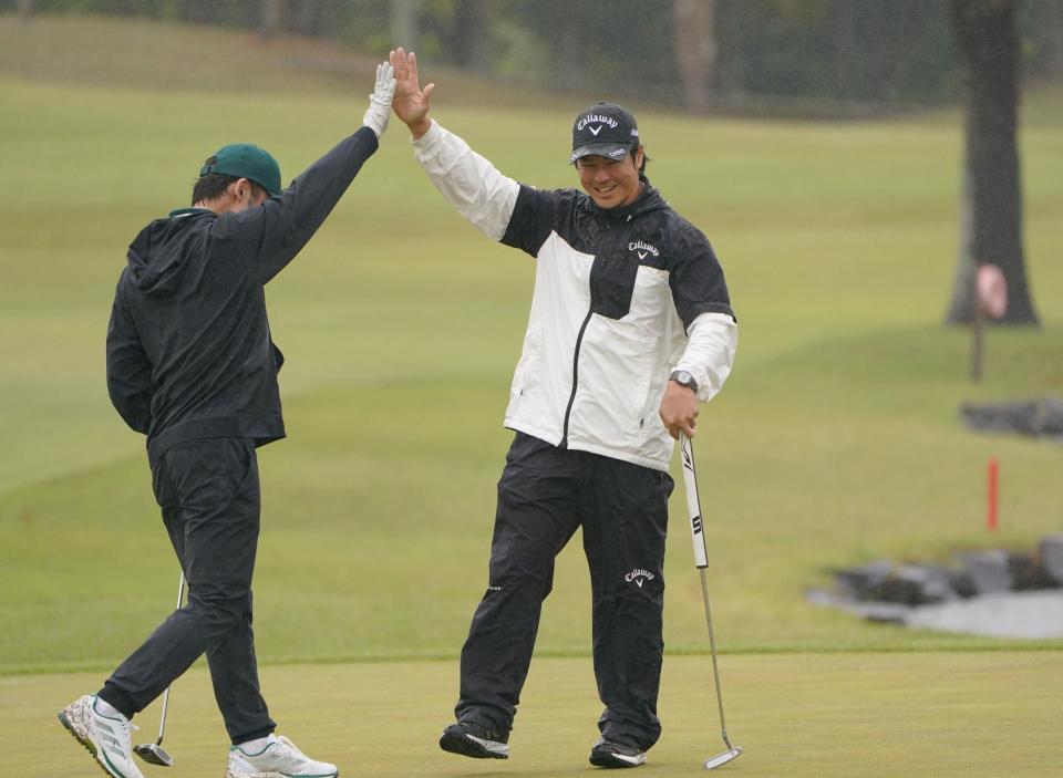 　プロアマを終え同組のアマチュア（左）とハイタッチを交わす石川遼（撮影・開出牧）