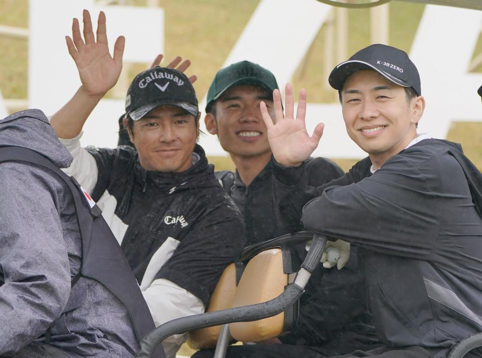 　プロアマのラウンドを終え同組のアマチュアとカートで引き揚げる石川遼（左）＝撮影・開出牧