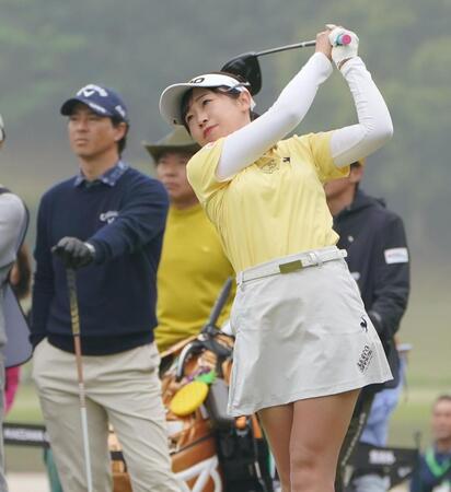 【写真】超楽しそう！石川遼と談笑する菅沼菜々　男子に混じってラウンド