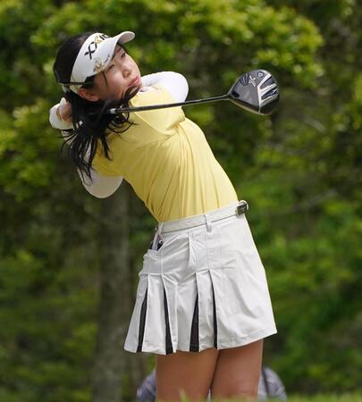 　１７番、ティーショットを放つ菅沼菜々（撮影・開出牧）