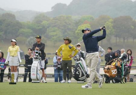 　１番、ティーショットを放つ石川遼（右手前）。左から同組の菅沼菜々、片山晋呉（撮影・開出牧）