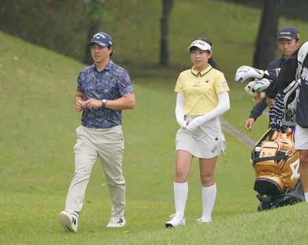 　同組でラウンドする石川遼（左）と菅沼菜々（撮影・開出牧）