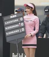 　石川遼の組のスコアボードを持つラウンドガール（撮影・開出牧）