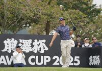 　１３番、大会主催者の前沢友作氏（左後方）に撮影されながらティーショットを放った石川遼（撮影・開出牧）