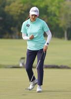 　９番、パーパットを沈めガッツポーズを決める寺西飛香留（撮影・開出牧）