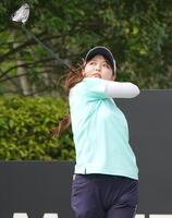 　９番、ティーショットを放つ寺西飛香留（撮影・開出牧）