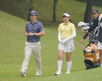 　同組でラウンドする石川遼（左）と菅沼菜々（撮影・開出牧）