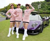 　前澤杯会場に展示されたスポーツカーと一緒に撮影するラウンドガールの（左から）比留川マイ、佐々木美乃里、佐々木萌香