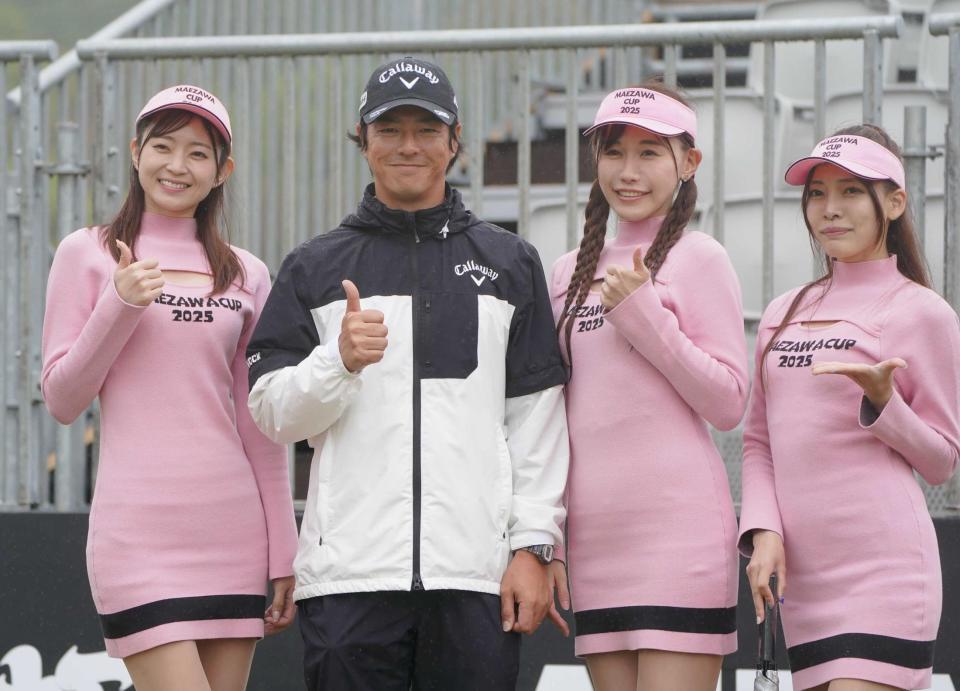 　プロアマでラウンドガールを従えポーズを決める石川遼（撮影・開出牧）