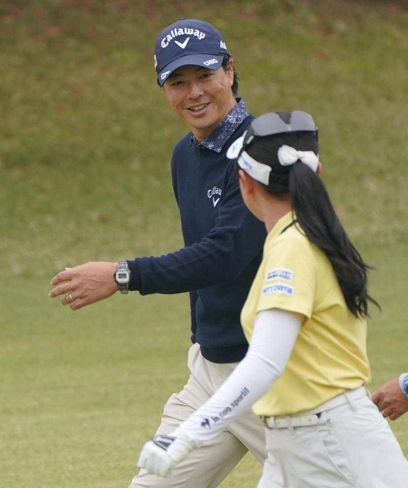 　ラウンド中に同組の菅沼菜々（手前）と言葉を交わす石川遼（撮影・開出牧）