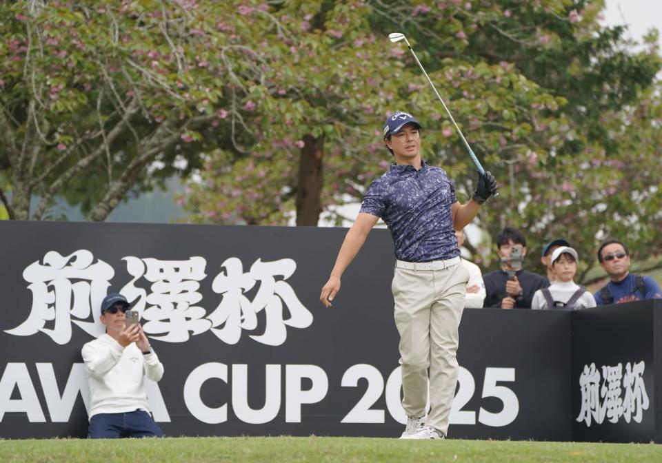 　１３番、大会主催者の前沢友作氏（左後方）に撮影されながらティーショットを放った石川遼（撮影・開出牧）