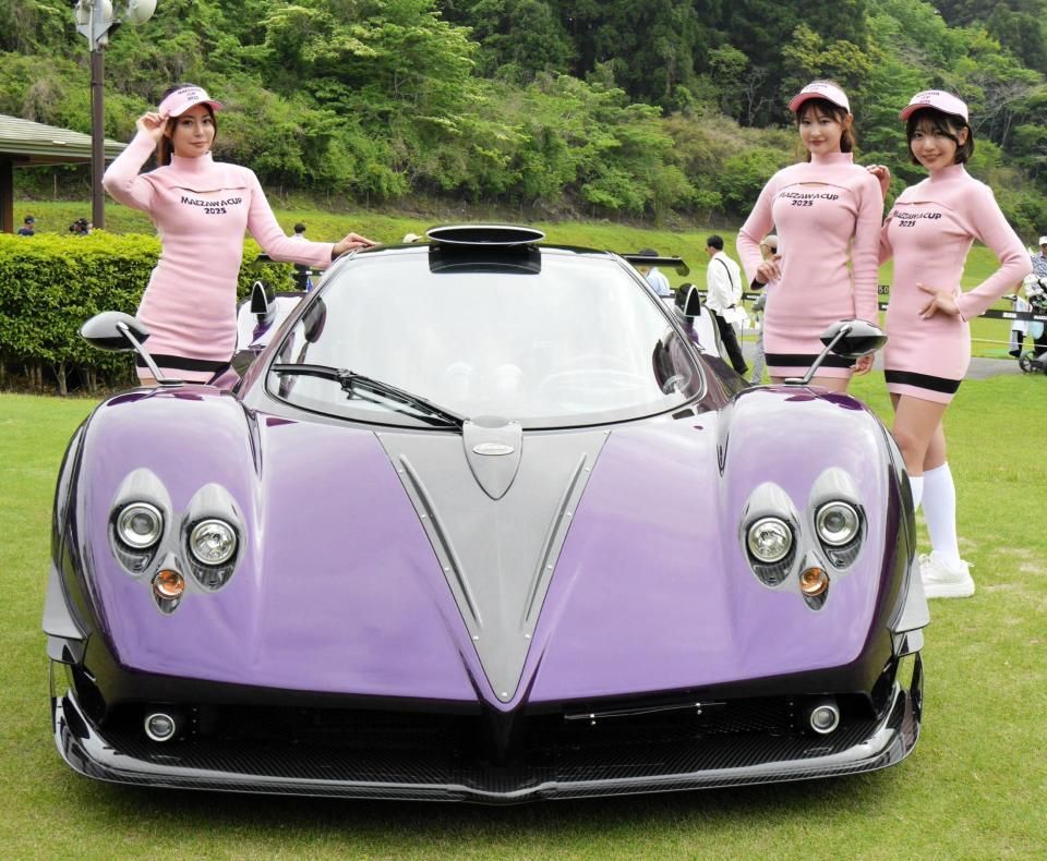 　前澤杯会場に展示されたスポーツカーと一緒に撮影するラウンドガールの（左から）比留川マイ、佐々木美乃里、佐々木萌香