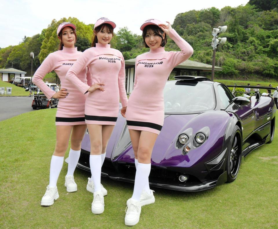 　前澤杯会場に展示されたスポーツカーと一緒に撮影するラウンドガールの（左から）比留川マイ、佐々木美乃里、佐々木萌香