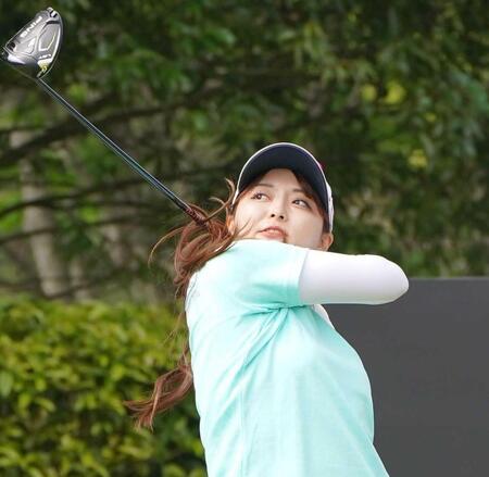 　９番、ティーショットを放つ寺西飛香留