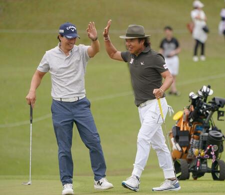 　１８番、チップインバーディーを決め同組の石川遼（左）とタッチを交わす片山晋呉（撮影・開出牧）