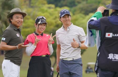 　第２ラウンドを終え記念撮影する（左から）片山晋呉、菅沼菜々、石川遼（撮影・開出牧）