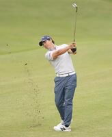 　１４番、セカンドショットを放つ石川遼（撮影・開出牧）