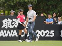 　１８番、ティーショットを放ち打球の行方を見極める石川遼。左は同組の菅沼菜々（撮影・開出牧）