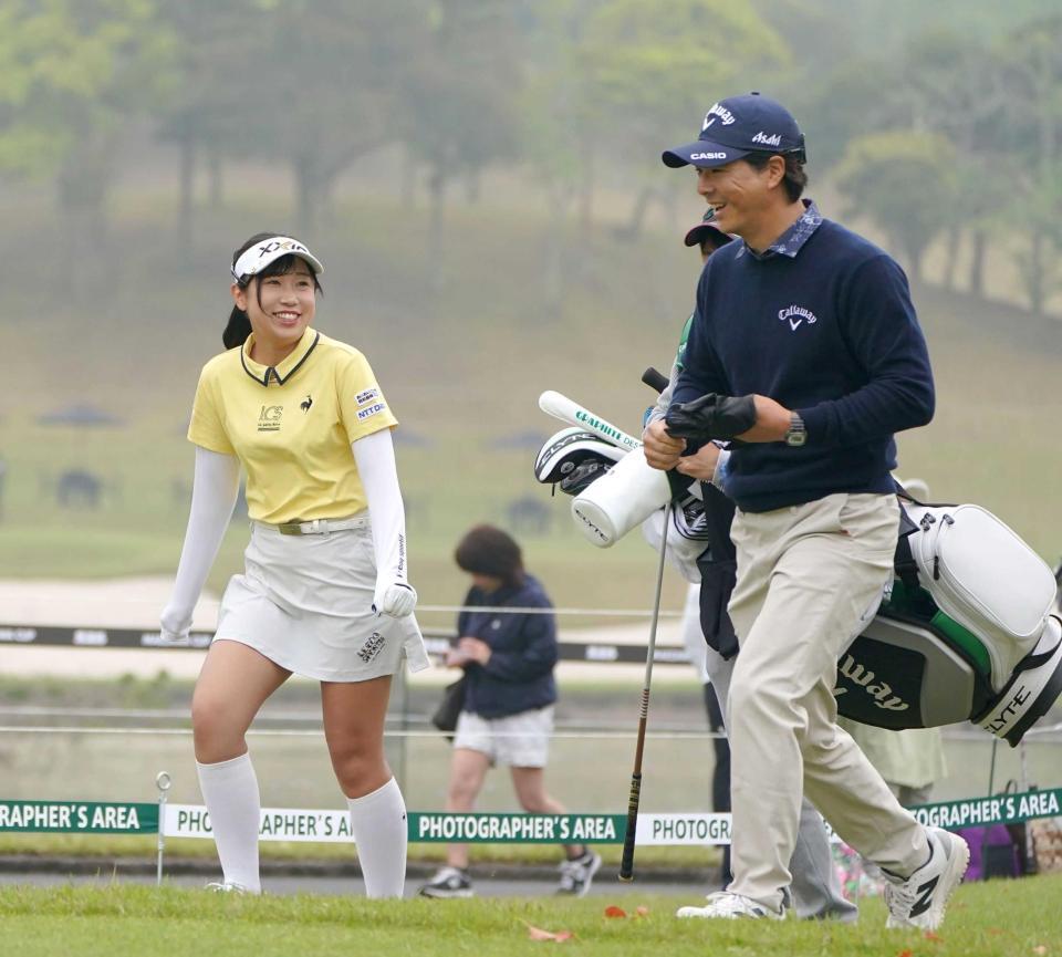 　同組でラウンドする菅沼菜々（左）と石川遼（撮影・開出牧）